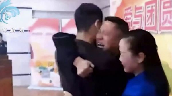 Chine : les émouvantes retrouvailles d'un père et son fils disparu depuis 14 ans