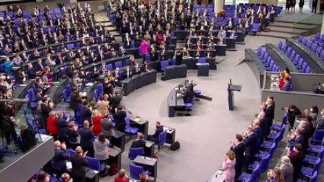 Allemagne : Olaf Scholz, élu chancelier, succède officiellement à Angela Merkel