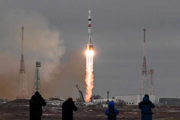 Tourisme cosmique : la Russie envoie un milliardaire japonais dans l'espace
