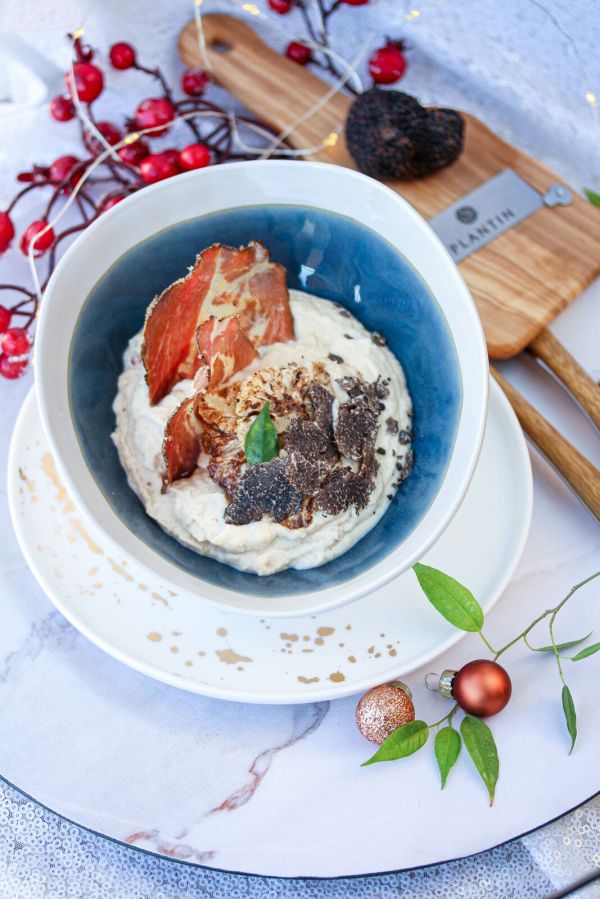 Crème de chou-fleur, chips de coppa et truffe noire