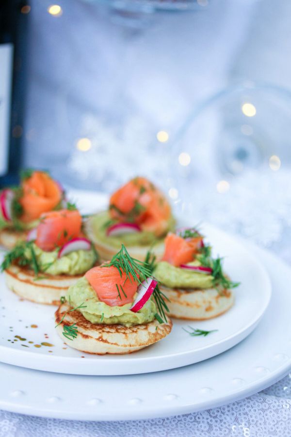 Blinis a l'aneth, crème d'avocat et truite fumée