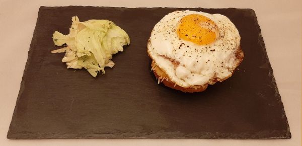 Croque-madame au four. Recette avec jambon, béchamel et œuf à cheval