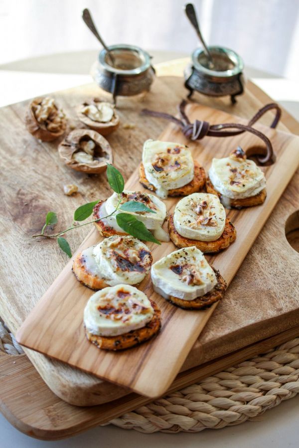 Toasts de patate douce - fromage de chèvre bio, miel et noix
