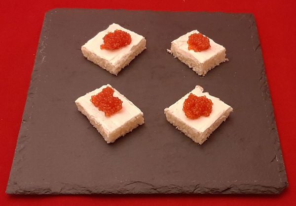 Œuf de poisson. Une recette de canapés au pain de mie et St Môret facile