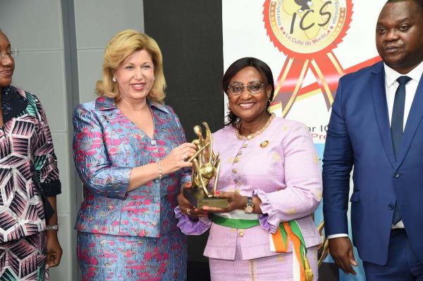 Le prix spécial panafricain ICS 2021-2022 du Meilleur maire de Côte d’Ivoire à Madame Sita Ouattara