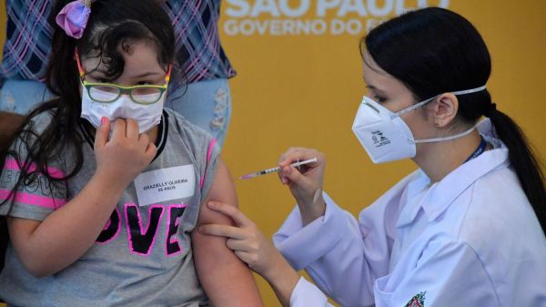 Covid-19: contre l'avis de Bolsonaro, la vaccination des enfants débute au Brésil