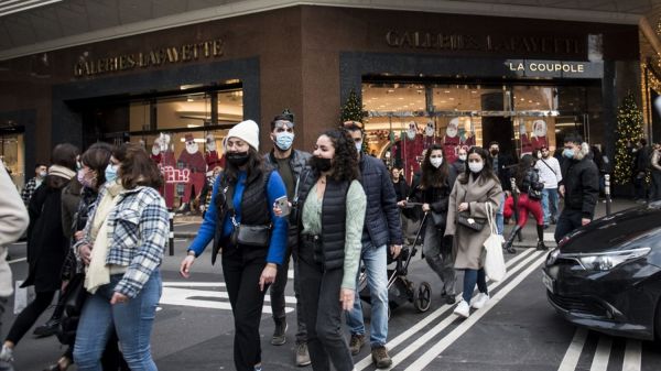 Covid-19 : quatre questions sur la suspension des arrêtés rendant le port du masque obligatoire à l'extérieur