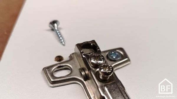 Comment réparer une charnière invisible ?