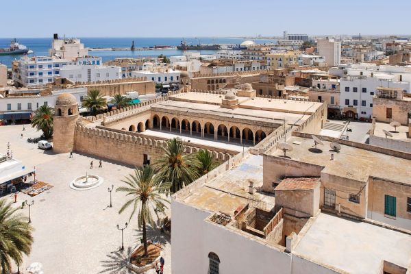 Voyage en Tunisie : couvre-feu et report des événements publics, les infos