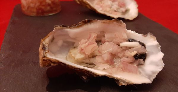 Bourriche d'huitres, couteau, vinaigre échalote. La dégustation pour Noël !