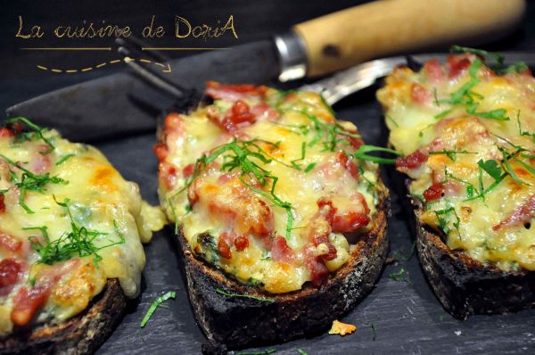 Tartines au fromage d'Abondance, lardons et cœur d'artichaut