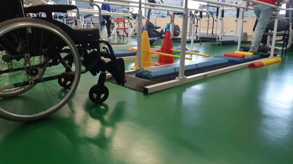 «Les jeunes arrivent en fauteuil roulant» : face à l'abus de gaz hilarant, les médecins sonnent l'alerte