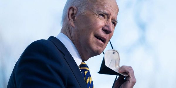 Joe Biden rattrapé par le Covid-19, un an après son investiture