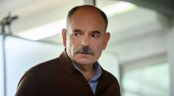 Jean-Pierre Darroussin, flic obsessionnel dans la nouvelle série de TF1 "Une si longue nuit"