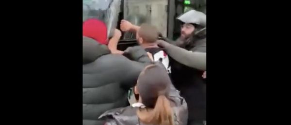La vidéo de la violente agression d'un chauffeur de bus place de la Bastille à Paris choque les internautes - La RATP annonce porter plainte - Regardez