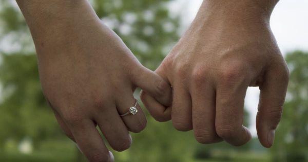 Insolite. Contraints de vivre ensemble dès le deuxième rendez-vous, ils finissent par se fiancer