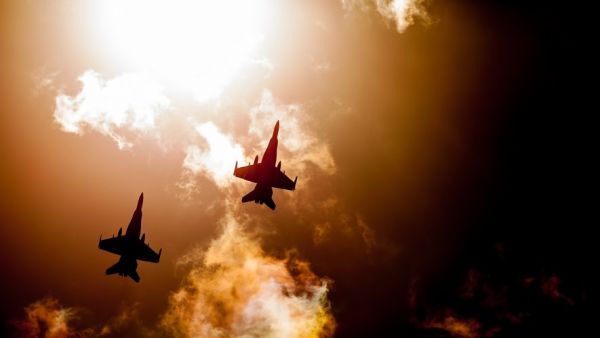Tensions entre Russie et Ukraine : l'Otan envoie des navires de guerre et des avions en Europe de l'Est