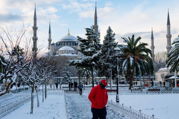 En Turquie, le trafic interrompu à l'aéroport d'Istanbul en raison... de la neige