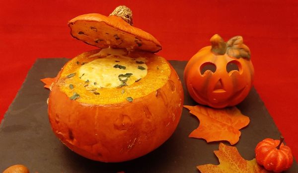 Potimarron au four farci avec un appareil à quiche. Recette pour Halloween