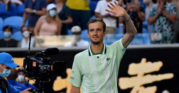 Open d'Australie : Medvedev bat Auger-Aliassime en 5 sets et rejoint Tsitsipas en demies