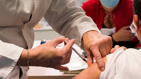 Covid-19 : pharmaciens, sages-femmes, dentistes et pompiers désormais autorisés à vacciner les enfants