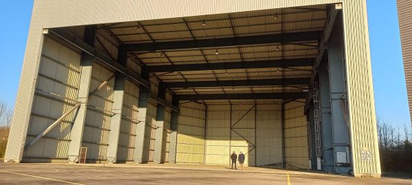 Langon : le constructeur de maisons en bois Ademeure a récupéré les clés des hangars Airbus
