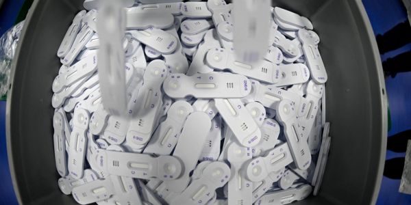 Dans l'éducation nationale, la distribution d'autotests périmés, ou presque, ravive la colère des enseignants