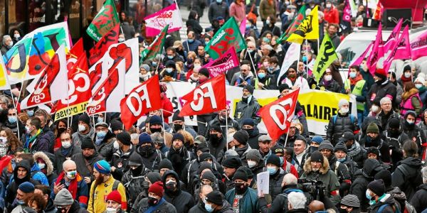 Des dizaines de milliers de manifestants réclament des hausses de salaires
