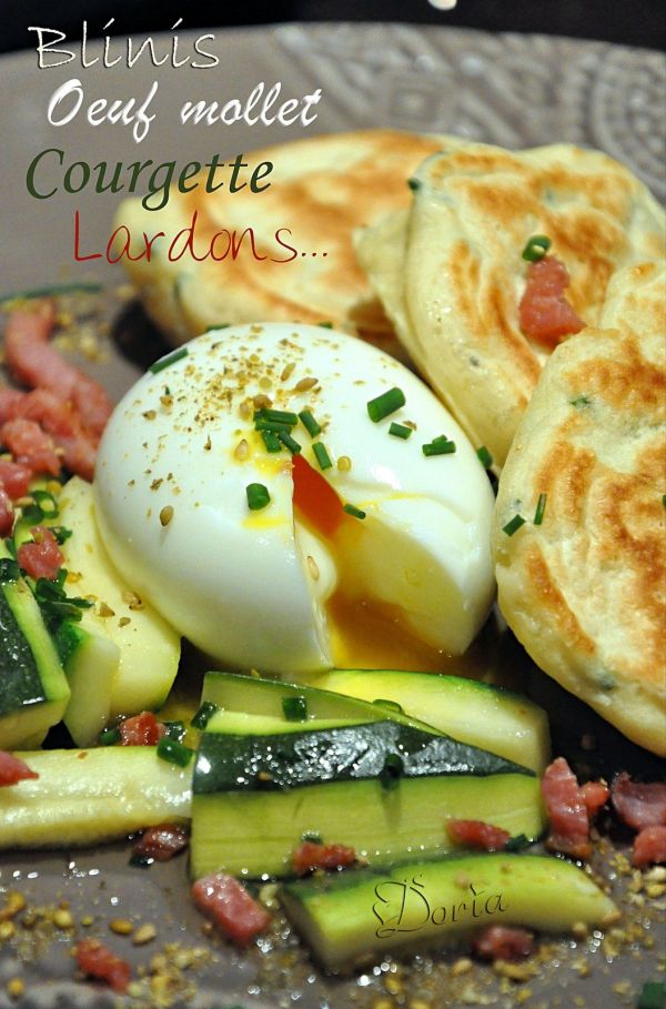 Blinis aux herbes fraîches, courgettes, bacon et oeuf mollet