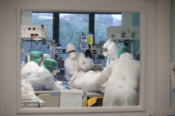 Covid-19: plus de 31.000 personnes hospitalisées en France, 350.000 nouveaux cas en 24h