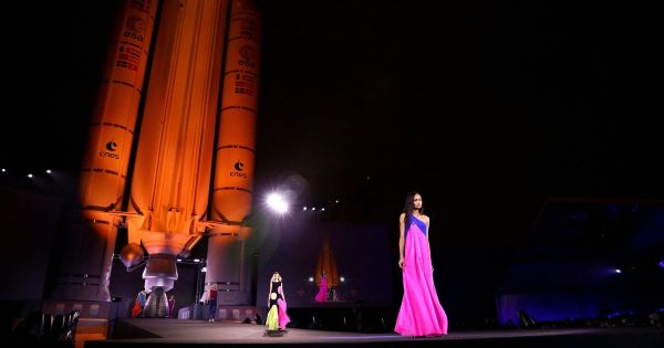 Au Bourget, un défilé hommage à Pierre Cardin au pied d'une fusée Ariane 5