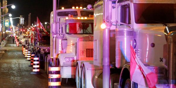 Au Canada, des convois géants contre la vaccination obligatoire à la frontière avec les Etats-Unis
