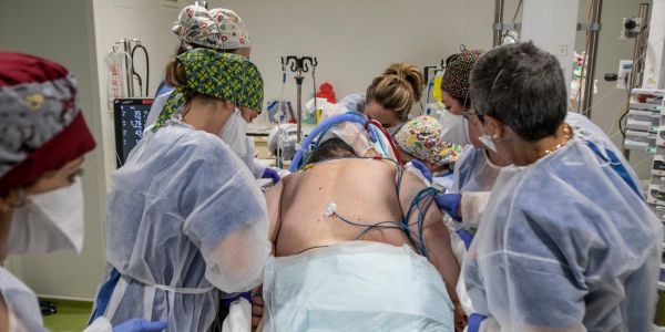 Covid-19 : la majorité des décès à l'hôpital sont désormais liés au variant Omicron, selon Santé publique France
