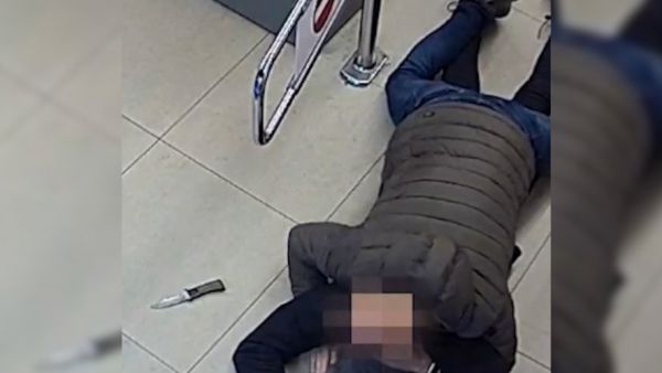 Catalogne: La vidéo virale d'un braqueur au couteau désarmé par un policier hors service