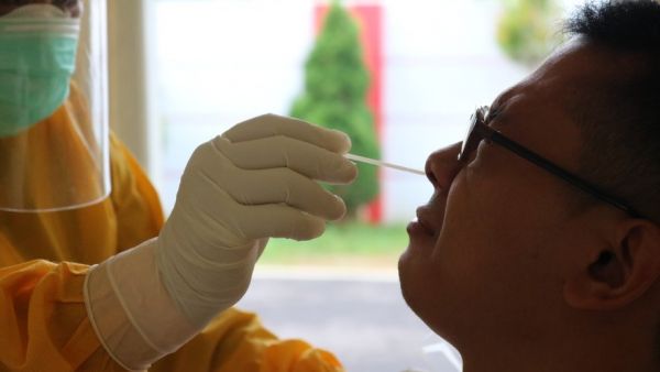 "Changeons de paradigme, arrêtons de tester" : ces scientifiques veulent faire évoluer la stratégie face à Omicron