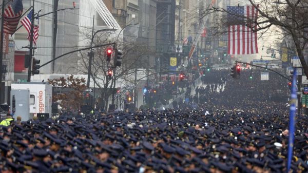 New York honore un jeune policier tué, symbole de la hausse des violences
