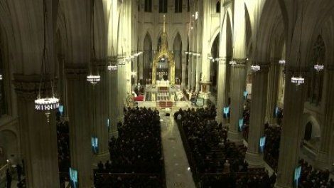 New York honore un jeune policier tué, symbole de la hausse des violences