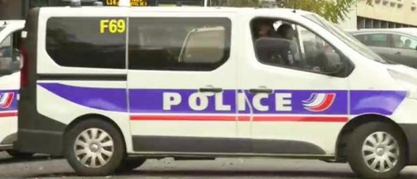 Paris : Un policier armé en fuite recherché par les forces de l'ordre après la découverte du corps de sa femme dans leur appartement du 19e arrondissement