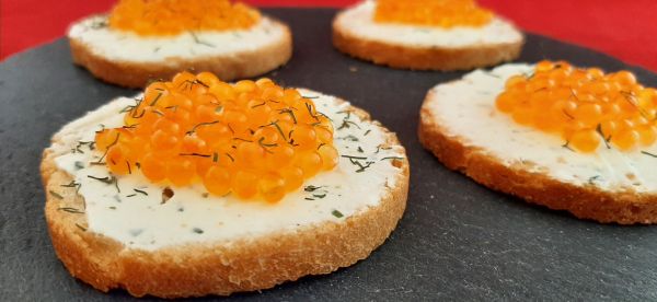 Œufs de truite apéro. Une recette de toasts au fromage frais pour Noël