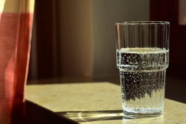 Est-il bon de ne boire que de l’eau gazeuse ?