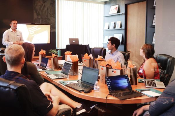 Pourquoi engager une agence marketing digital ? - SEO Jinfo