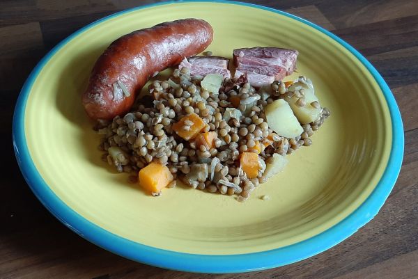 Lentilles blondes Recette avec saucisses, lard, carottes et poireau