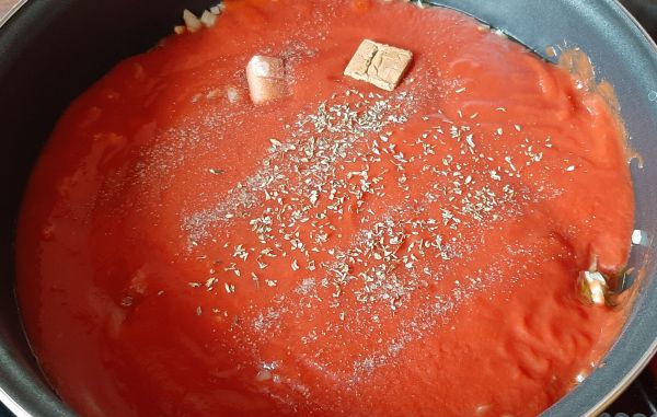 Sauce tomate maison. Une recette pour accompagner les gratins de pâtes