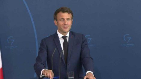 Emmanuel Macron dit à Berlin qu'il sait qui sera son Premier ministre