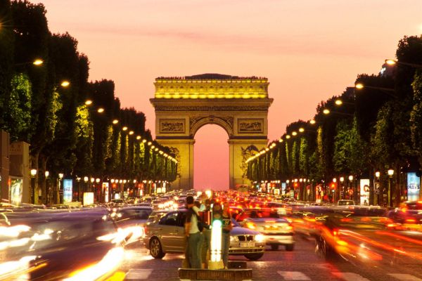 Urbanisme : la mue des Champs-Elysées attendra 2024