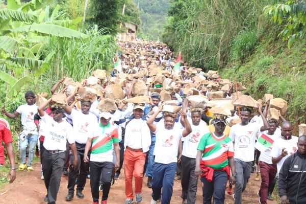 Burundi : TDC – Les imbonerakure d’ Isare construisent leur salle de réunion à Rushubi / Bujumbura