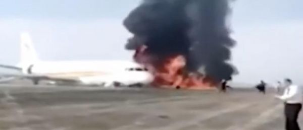Chine: Découvrez les images impressionnantes d'un avion de la compagnie chinoise Tibet Airlines qui est sorti de piste avant de prendre feu à l'aéroport international de Chongqing - VIDEO