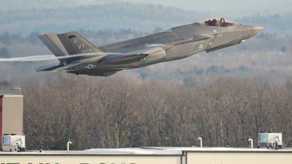 Des F-35A Lightning II de l’Air National Guard du Vermont arrivent en Allemagne.