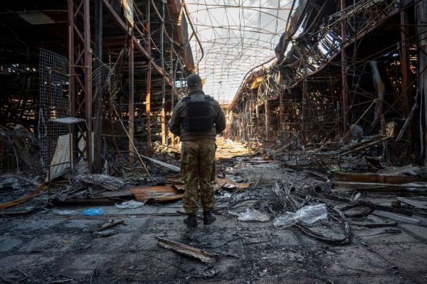 Ukraine: des centaines de combattants évacuent Azovstal à Marioupol