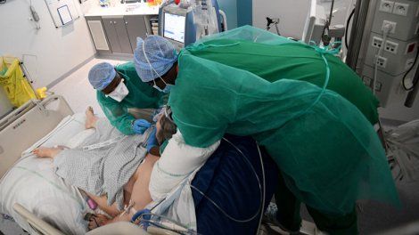 Covid-19 : quatre fois moins d'hospitalisations durant la quatrième vague que durant la troisième, selon la DREES